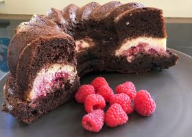 Kakaová bábovka s tvarohem a malinami