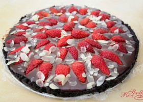 Nepečený čokoládový koláč s jahodami